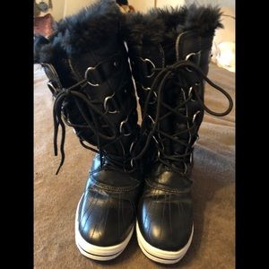 Like new black snow boots